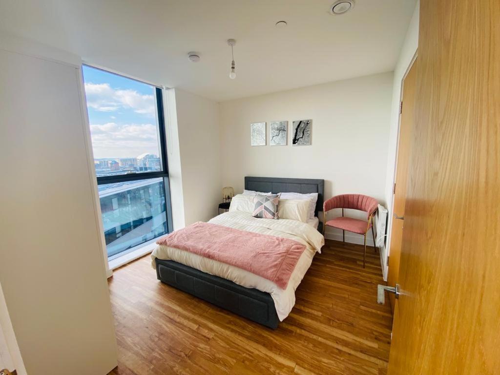 Penthouse With Balcony Views Manchester
